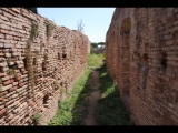 02645 ostia - regio v - insula vi - decumanus maximus - durchgang zur via del mitreo dei serpenti  - bli ri sueden.jpg